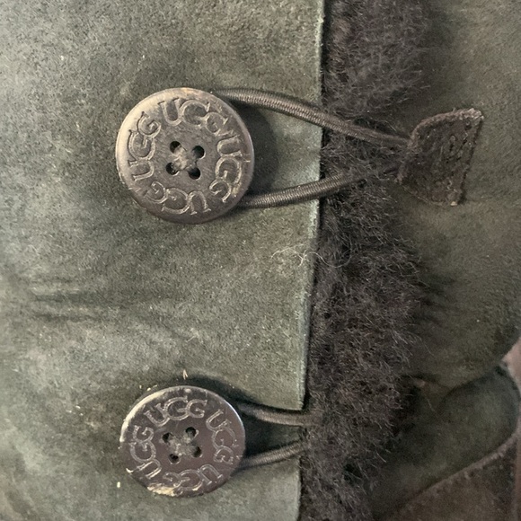 UGG 3 BUTTON BLACK SHEARLING BOOTS KIDS 5 - Picture 5 of 10